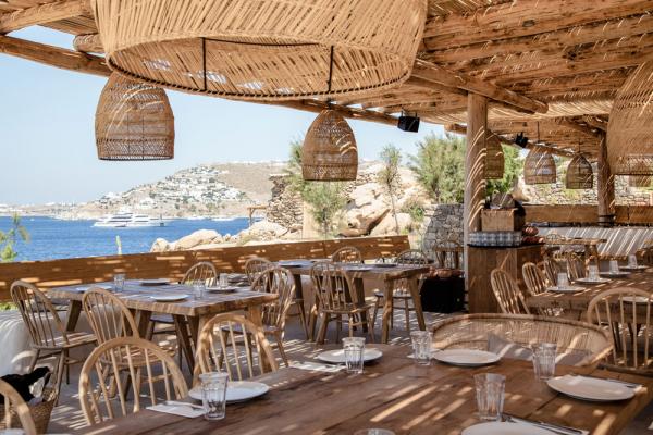 MYKONOS: Φημισμένα εστιατόρια και High-End boutiques…