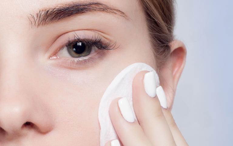 Καθαρισμός προσώπου στο σπίτι σε τρία βήματα