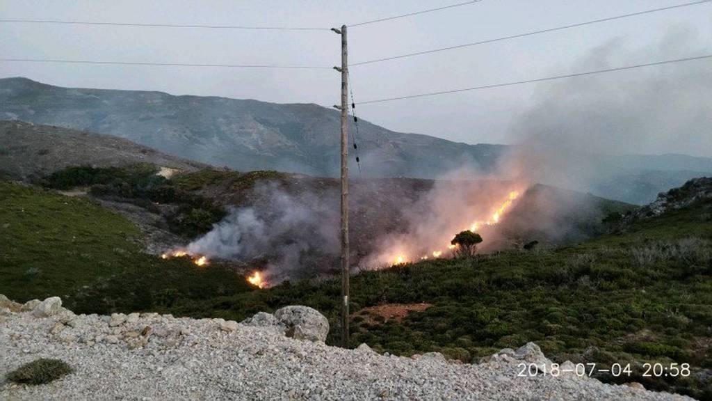 Σε ύφεση η φωτιά στη Σητεία – Φόβοι για αναζοπυρώσεις