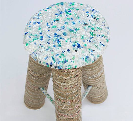 Ένα σκαμπό από ανακυκλώσιμα απορρίμματα