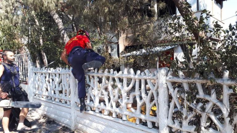 Πόρτα-πόρτα ψάχνουν οι διασώστες για αγνοουμένους [εικόνες]