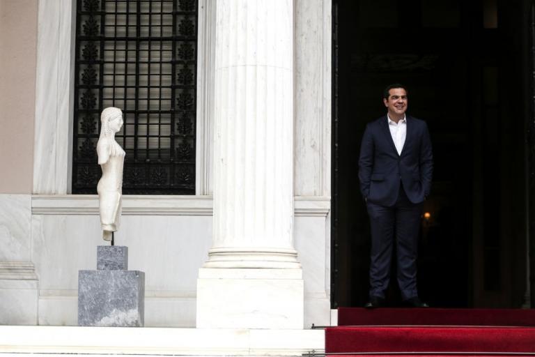 Σκιές και ψίθυροι στο Μαξίμου για τα σκάνδαλα της οικογένειας Τσίπρα