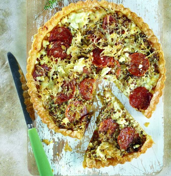 Τάρτα με πεπερόνι, κρεμμύδια, φέτα και κεφαλογραβιέρα