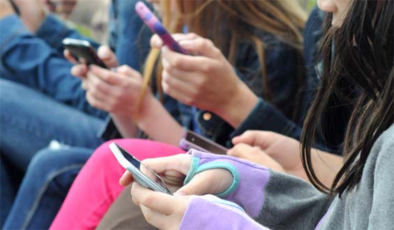 Συμπτώματα ΔΕΠΥ ίσως προκαλούν τα smartphones στους εφήβους