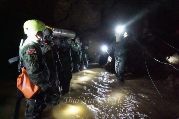 Ώρες αγωνίας στην Ταϊλάνδη: Σε εξέλιξη η επιχείρηση απεγκλωβισμού