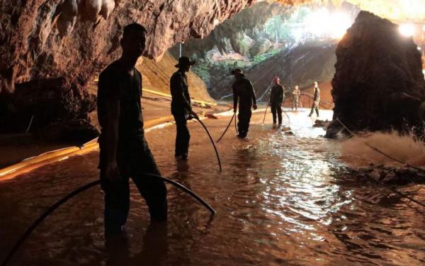 Ταϊλάνδη: Μάχη με το χρόνο και το νερό δίνουν οι διασώστες