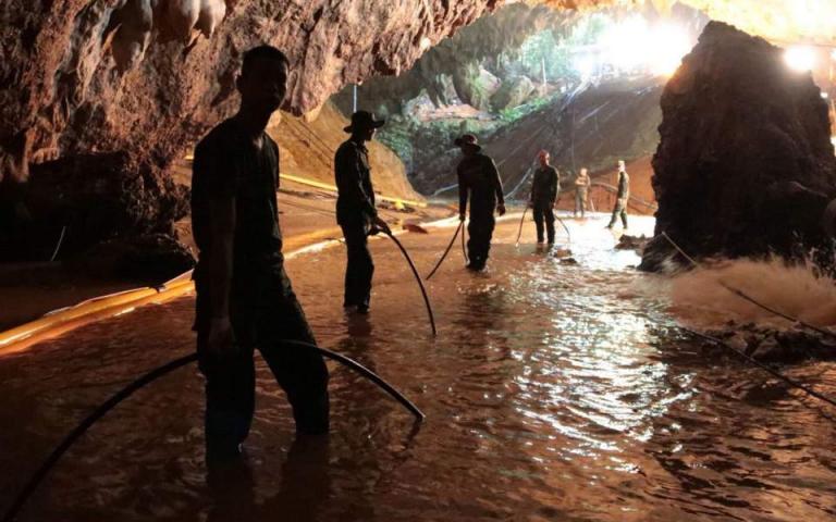 Ταϊλάνδη: Μάχη με το χρόνο και το νερό δίνουν οι διασώστες