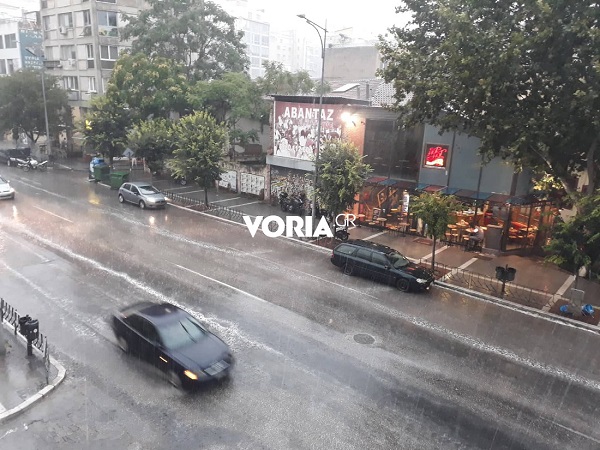 Καιρός: Προβλήματα στη Θεσσαλονίκη από την καταρρακτώδη βροχή