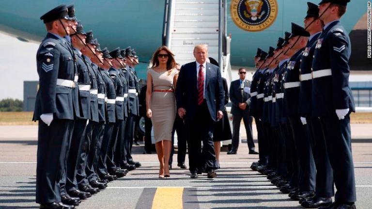 «Αναίσθητος» ο Τραμπ παρά τις διαδηλώσεις : «Με αγαπάνε στο Λονδίνο»