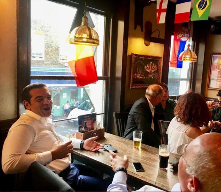 Σε παμπ του Λονδίνου είδε τον ημιτελικό του Μουντιάλ ο Τσίπρας