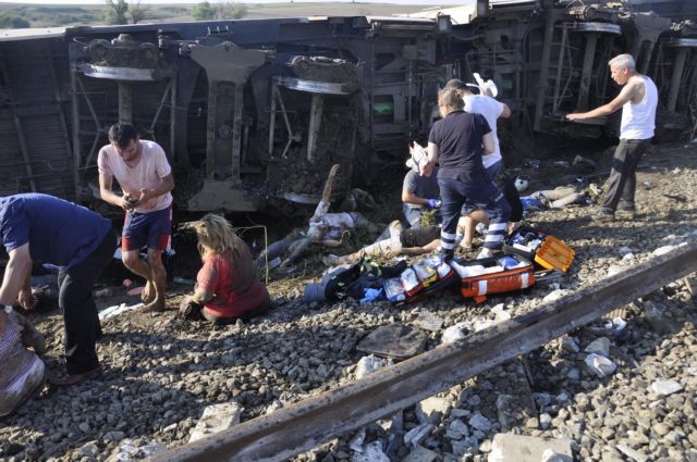 Τραγωδία στην Τουρκία: Στους 24 οι νεκροί από τον εκτροχιασμό τρένου