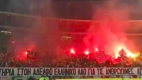 Πανό του Ερυθρού Αστέρα στον «αδελφό ελληνικό λαό»