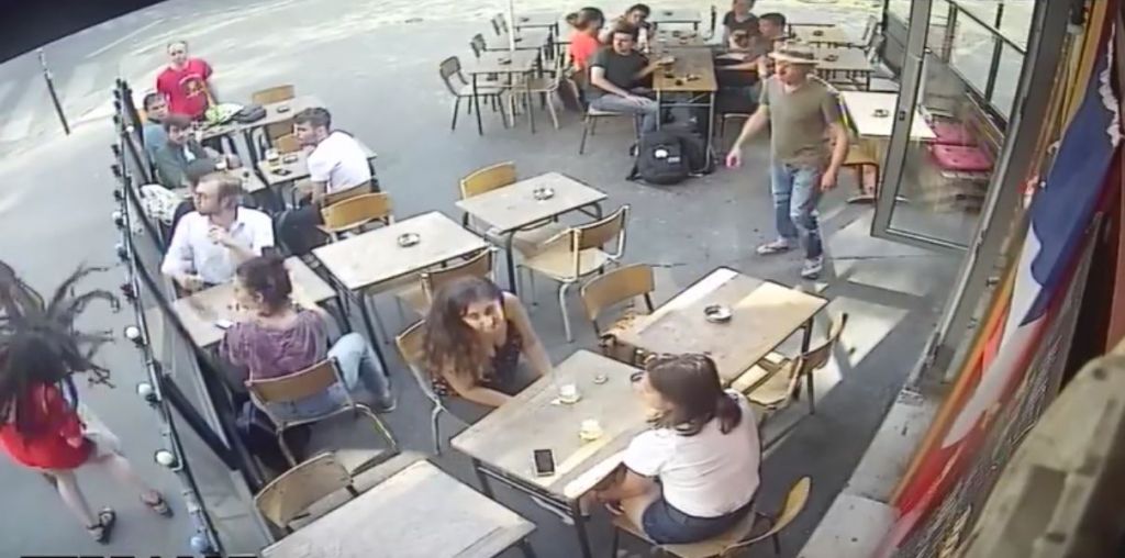 Σάλος στη Γαλλία με άνδρα που παρενοχλεί και χαστουκίζει 22χρονη