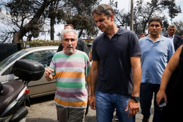 Χωρίς κάμερες και δηλώσεις ο Μητσοτάκης στο πλάι των πυρόπληκτων