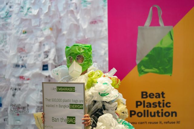 Έπιασε από τον λαιμό υπάλληλο γιατί δεν του έδινε πλαστική σακούλα