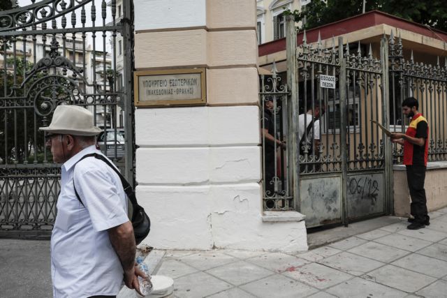 «Κατασκήνωσαν» έξω από το ΥΜΑΘ συμβασιούχοι του Δήμου Θεσσαλονίκης