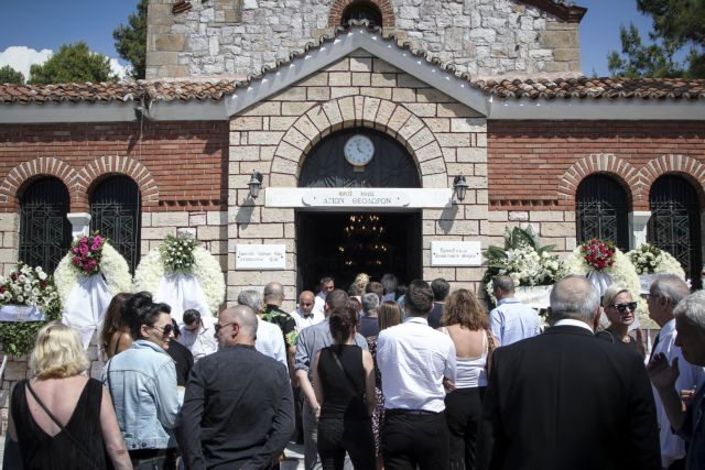 Συγκίνηση στο «τελευταίο αντίο» στον Μάνο Αντώναρο [Εικόνες]