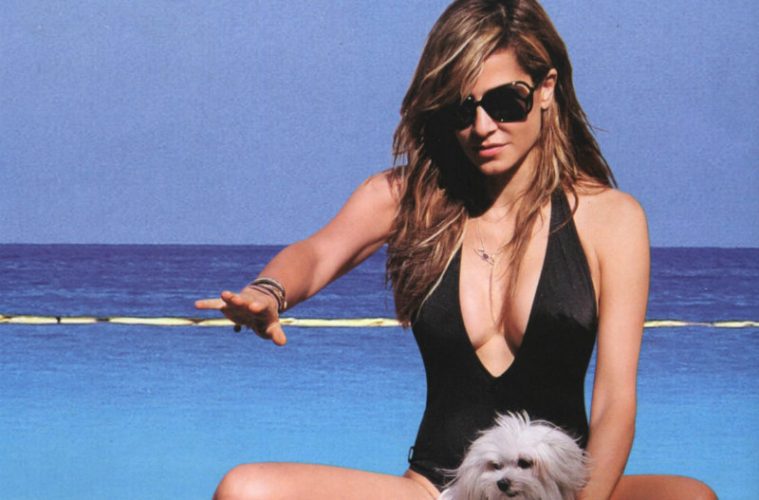 Εντυπωσιακή με μπικίνι στη Ζάκυνθο η Άννα Βίσση