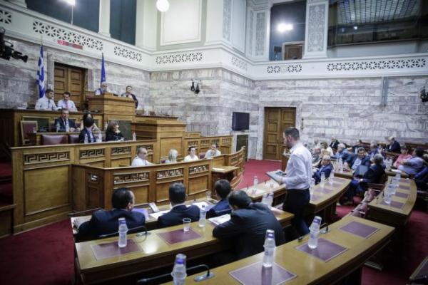 Αντιπαράθεση κυβέρνησης – ΝΔ στη συζήτηση του νομοσχεδίου για την αδήλωτη εργασία