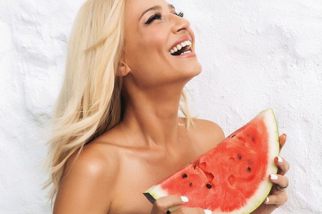 Φαίη Σκορδά: Δε σταματάει να αποδεικνύει ότι είναι η πιο καλλίγραμμη παρουσιάστρια