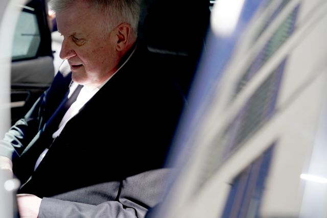 Με άγριες διαθέσεις προσέρχεται ο Ζεεχόφερ στη νέα συνάντηση με τη Μέρκελ