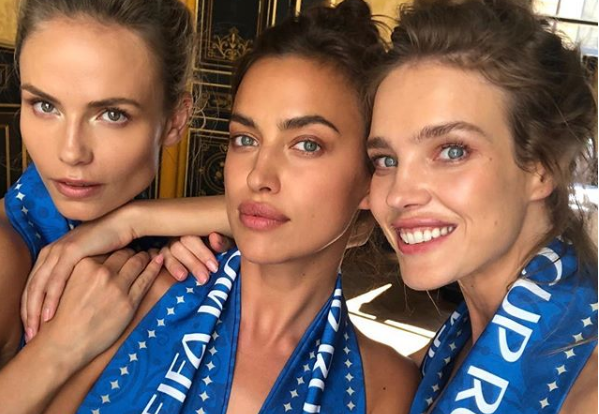 Τρία γυμνόστηθα τοπ μόντελς υποστηρίζουν Ρωσία