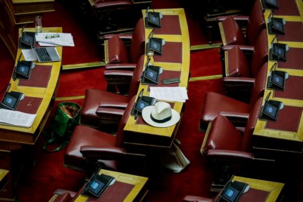 Κόβεται και τυπικά το επίδομα των βουλευτών για τα θερινά τμήματα