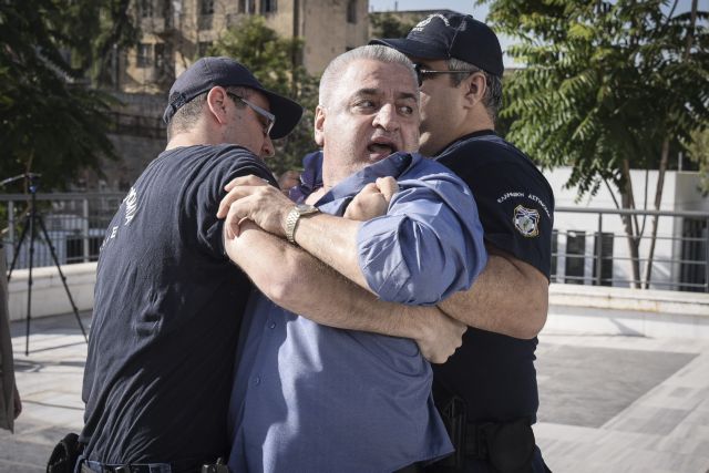 Νέα επίθεση του πατέρα της Ζέμπερη στον δολοφόνο μέσα στο δικαστήριο