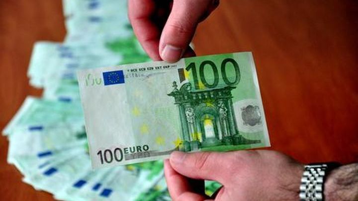 Έκαναν… τις πλούσιες σε Μύκονο και Σαντορίνη με πλαστά χαρτονομίσματα