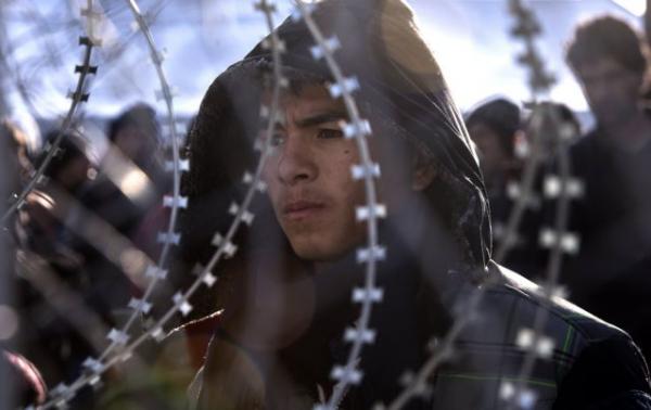 HRW: Εκατοντάδες νεαροί μετανάστες έχουν αφεθεί στην τύχη τους στο Παρίσι