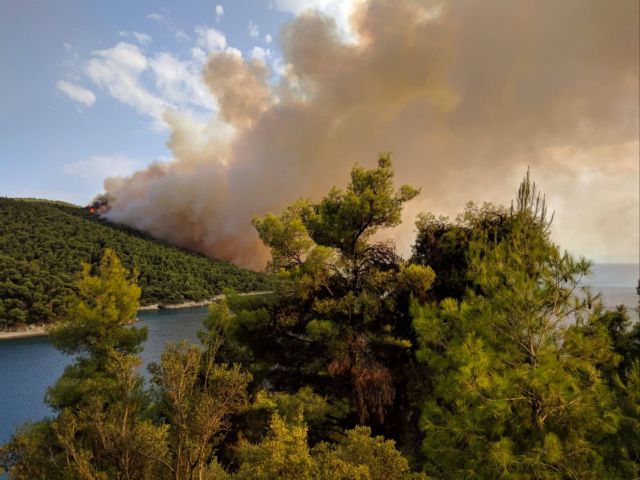 Μεγάλη πυρκαγιά στη Σκόπελο [Εικόνες]