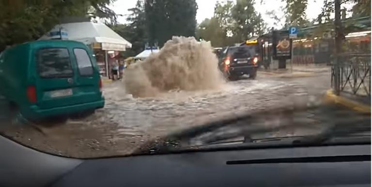 Όλα πιθανά στην Ελλάδα, ακόμα και… συντριβάνια στη μέση του δρόμου