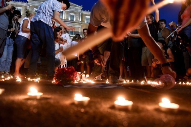 Συγκίνηση στο Σύνταγμα για τα θύματα της φονικής πυρκαγιάς