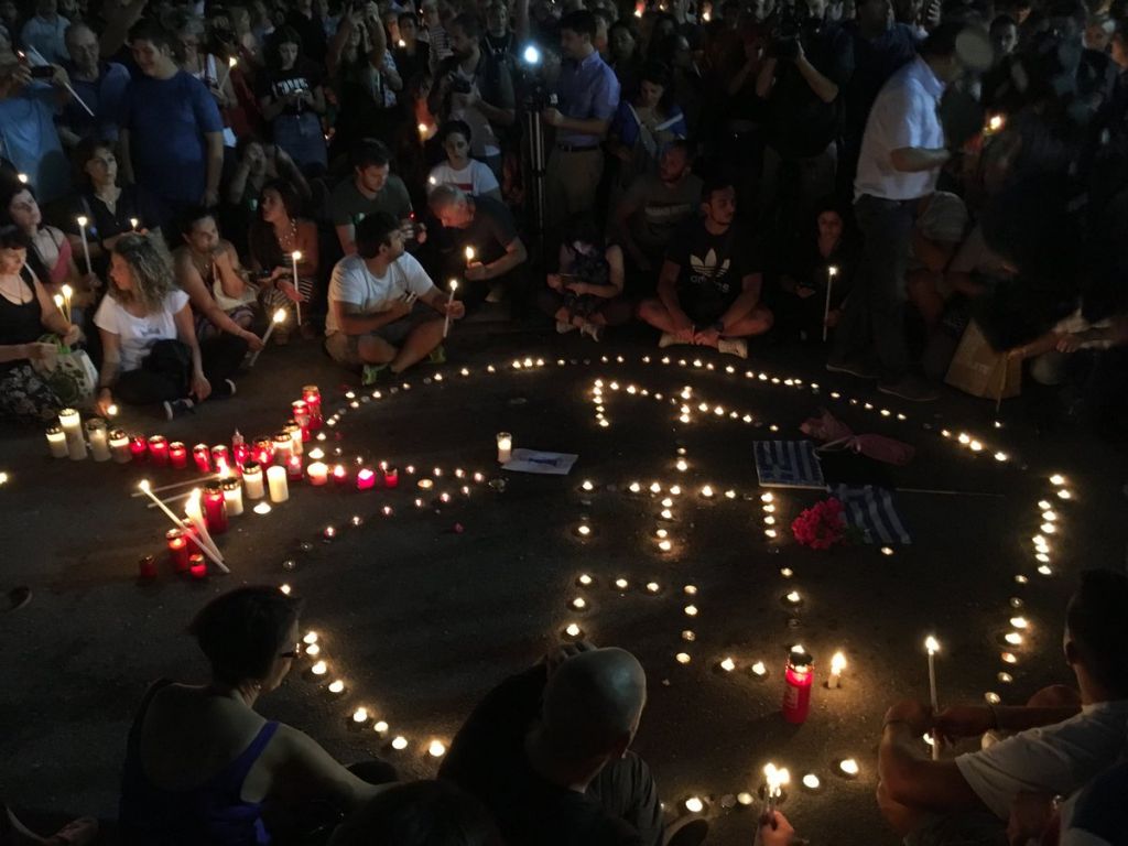 Πλήθος κόσμου με ένα κερί στο Σύνταγμα για τους νεκρούς στο Μάτι