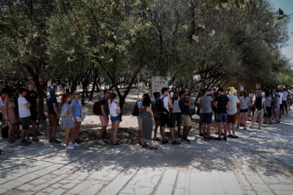 Νέο ρεκόρ αφίξεων τουριστών βλέπει για φέτος ο ΣΕΤΕ