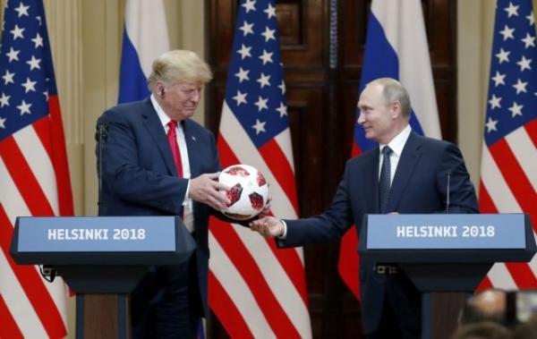 Νέα θεωρία συνωμοσίας : Η μπάλα που δώρισε ο Πούτιν στον Τραμπ είχε κοριό