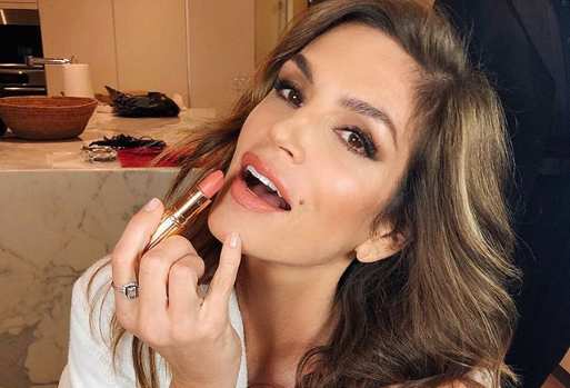 Σίντι Κρόφορντ: Ποζάρει άβαφη στα 52 της