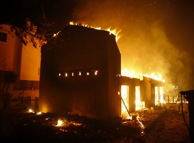 Εφιαλτική νύχτα : Στο έλεος του πύρινου ολέθρου Μάτι και Ν. Βουτζάς