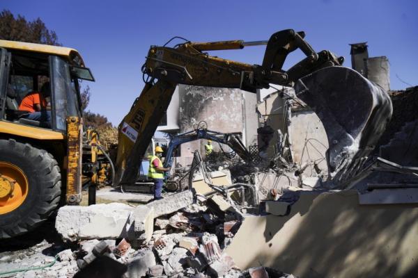 Μάτι: Έβαλαν μπρος οι μπουλντόζες