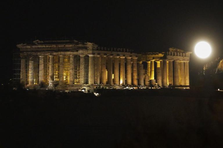 Εντυπωσιάζει η τελευταία πανσέληνος του καλοκαιριού