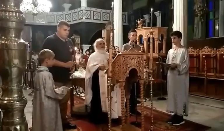 Συγκινούν οι δύο στρατιωτικοί: Ψέλνουν το «Τη Υπερμάχω στρατηγώ»