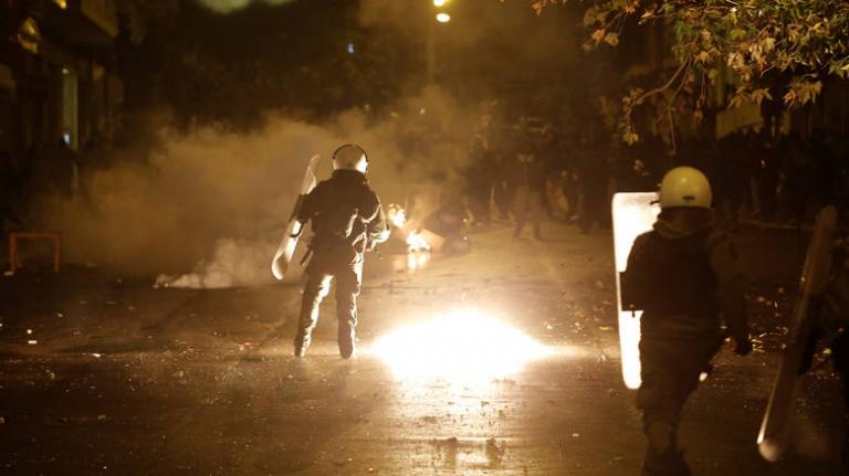 Επεισόδια με μολότοφ τη νύχτα στο Πολυτεχνείο