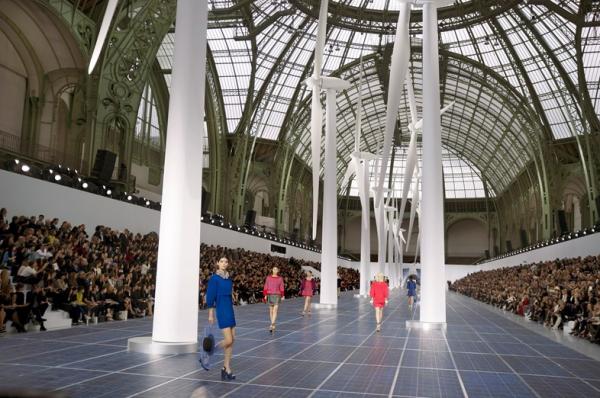 Το ξεχωριστό περπάτημα στην πασαρέλα