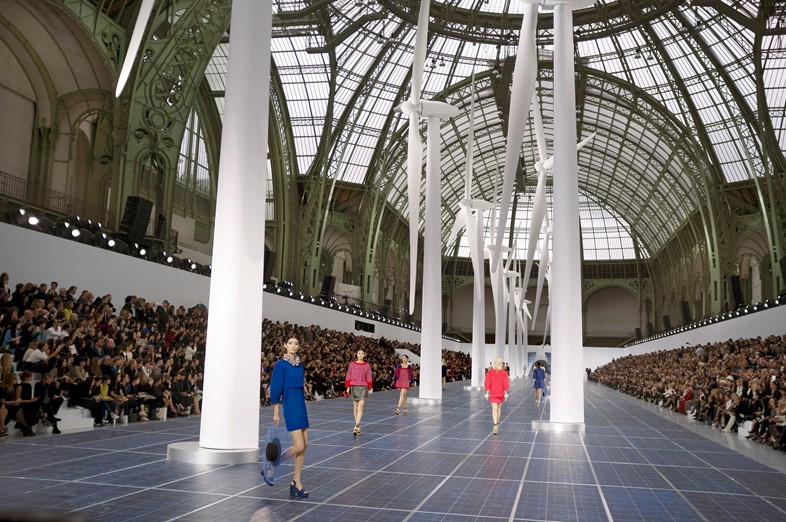 Το ξεχωριστό περπάτημα στην πασαρέλα