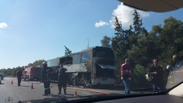 Φωτιά σε λεωφορείο στην Εθνική οδό Λασιθίου [Εικόνες]
