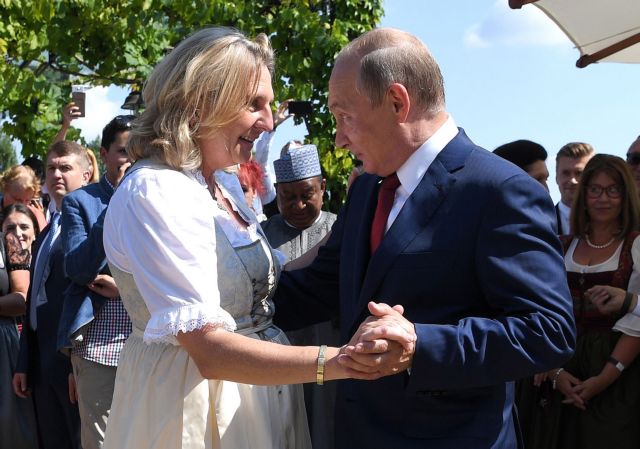 Ο Πούτιν με τους... χορούς του έκλεψε την παράσταση στον γάμο της αυστριακής ΥΠΕΞ