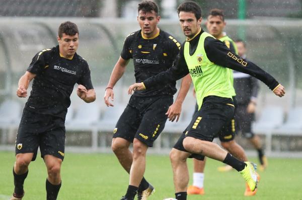 Με Μοράν, αλλά χωρίς Τσιγκρίνσκι και Γιαννιώτα η ΑΕΚ στην Τρίπολη