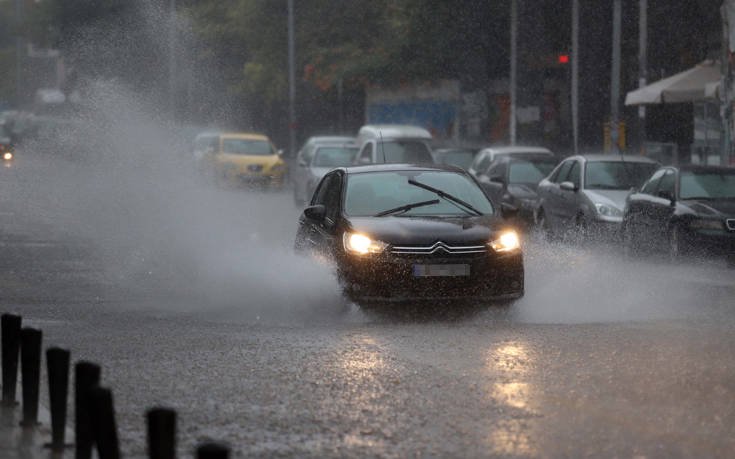 «Σαρώνει» η κακοκαιρία: Πλημμύρες, κατολισθήσεις και διακοπές ρεύματος