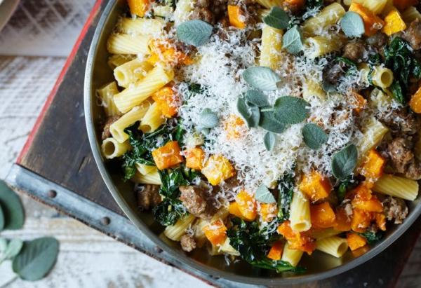 Ριγκατόνι στο τηγάνι με κολοκυθάκι και τυρί