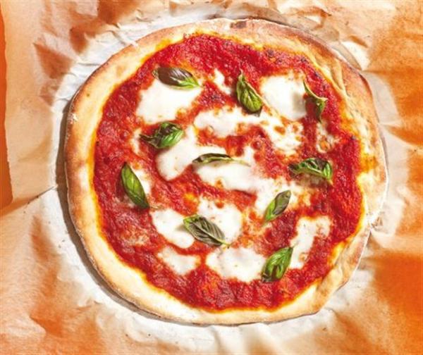 Πίτσα µε µοτσαρέλα